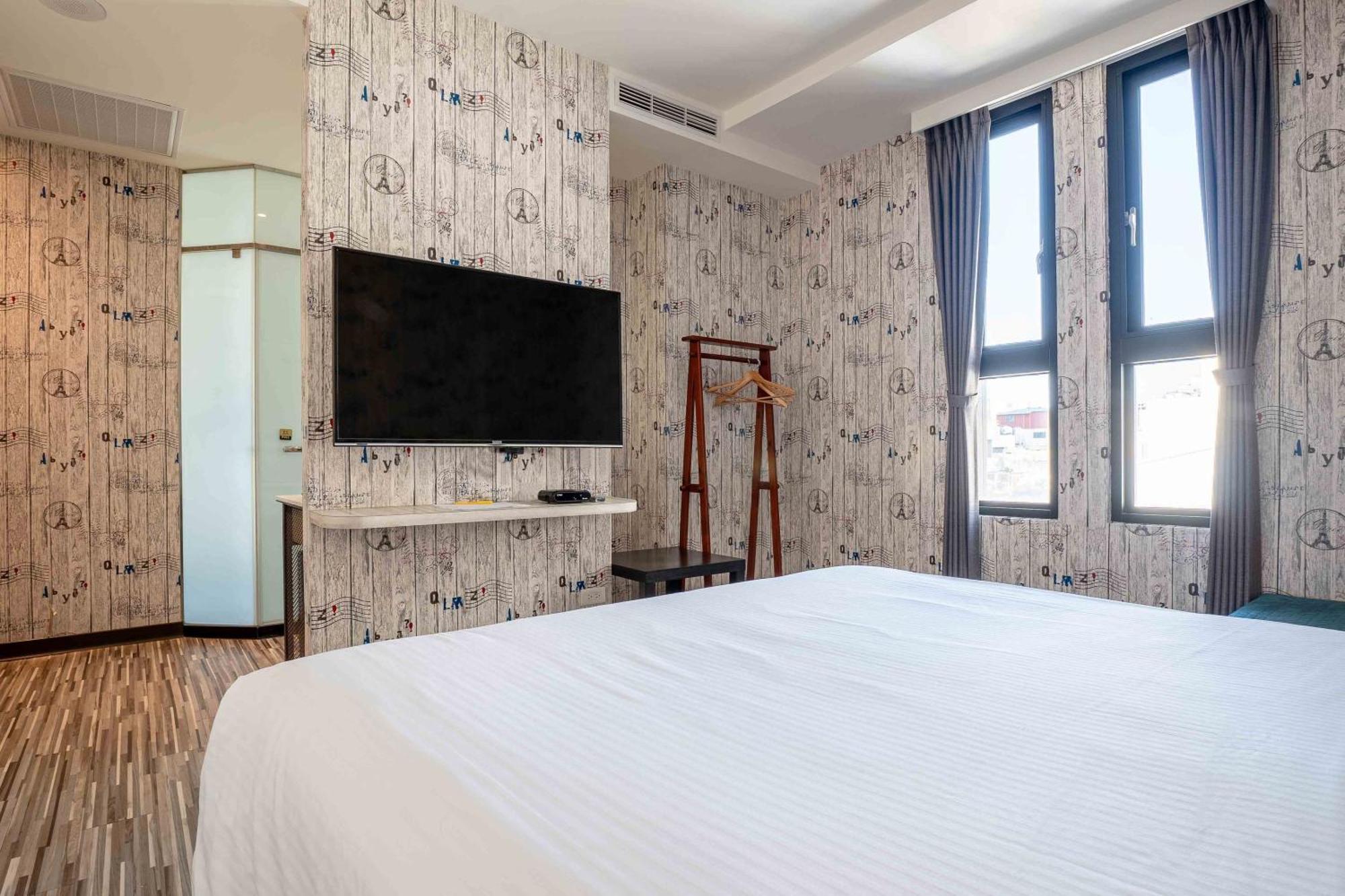 Check Inn Taichung Ziyou Luaran gambar