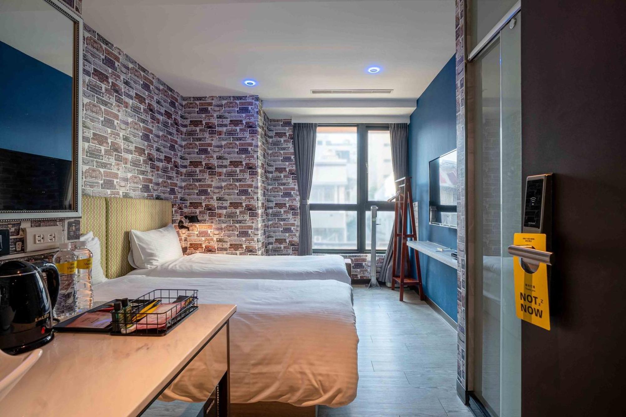 Check Inn Taichung Ziyou Luaran gambar
