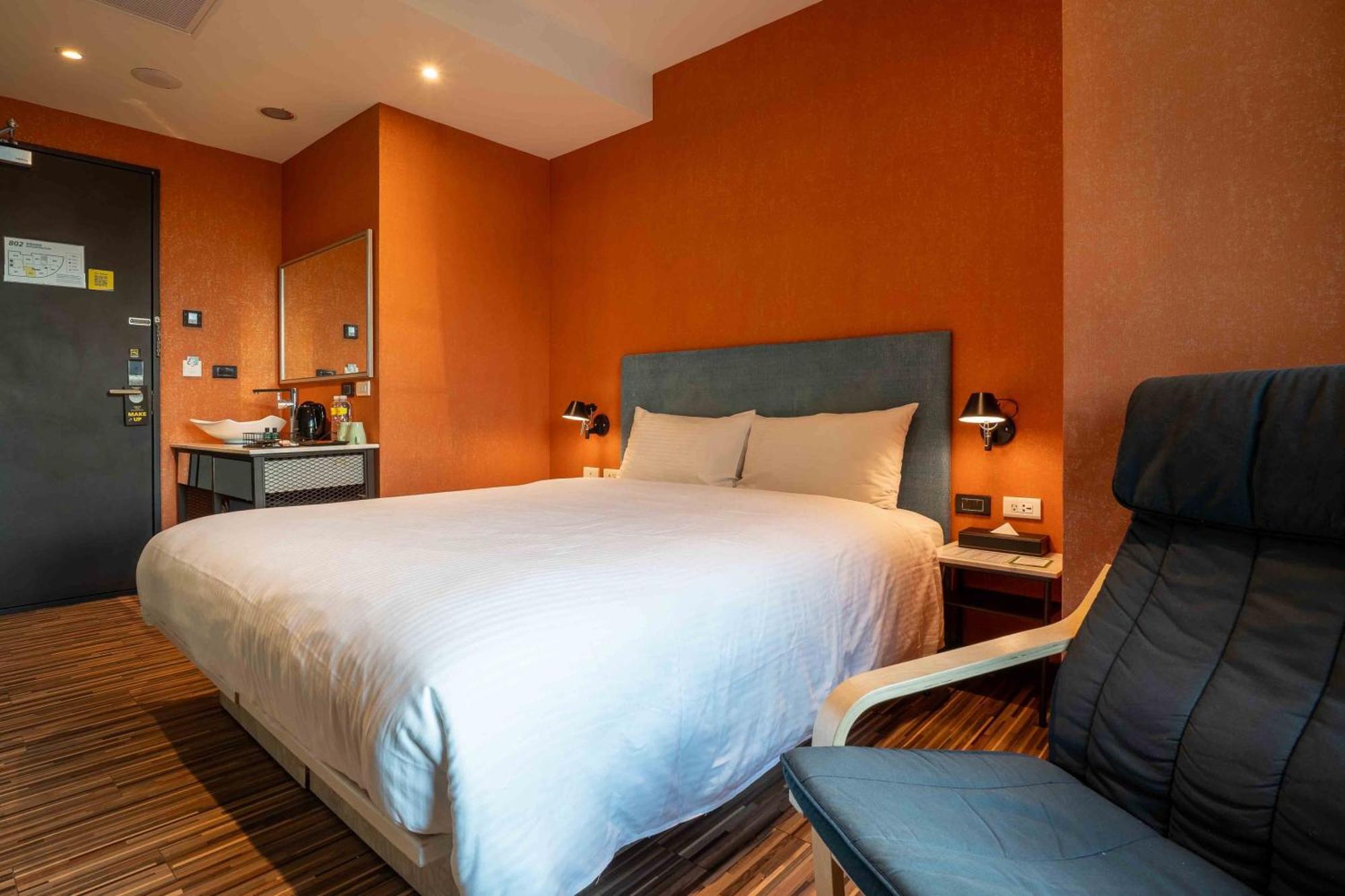 Check Inn Taichung Ziyou Luaran gambar