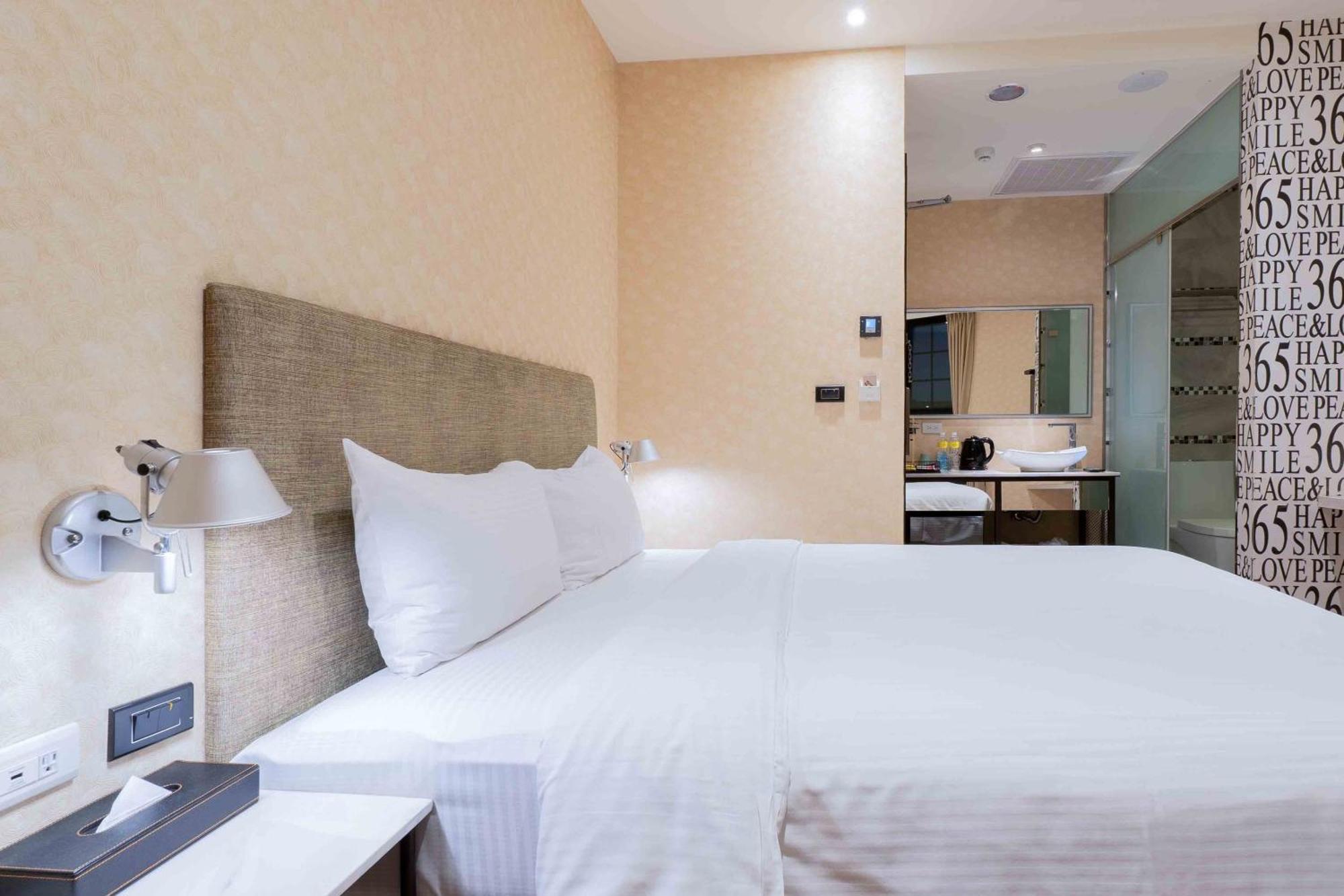 Check Inn Taichung Ziyou Luaran gambar