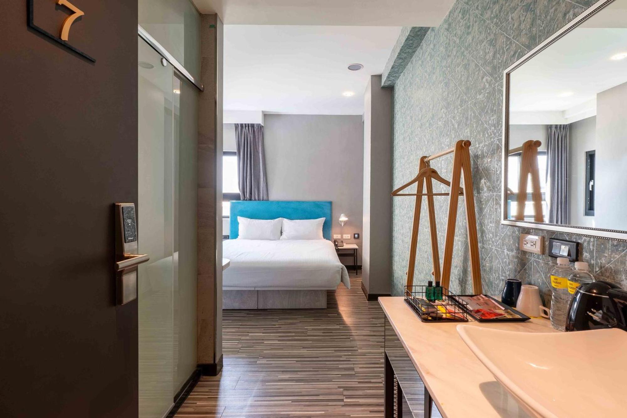Check Inn Taichung Ziyou Luaran gambar