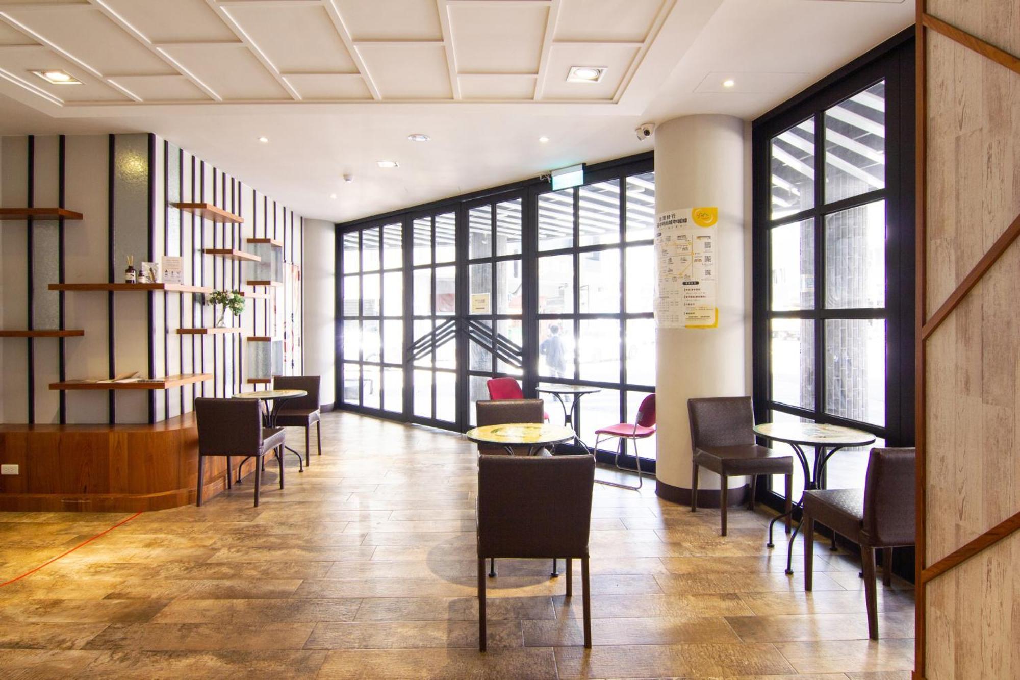 Check Inn Taichung Ziyou Luaran gambar