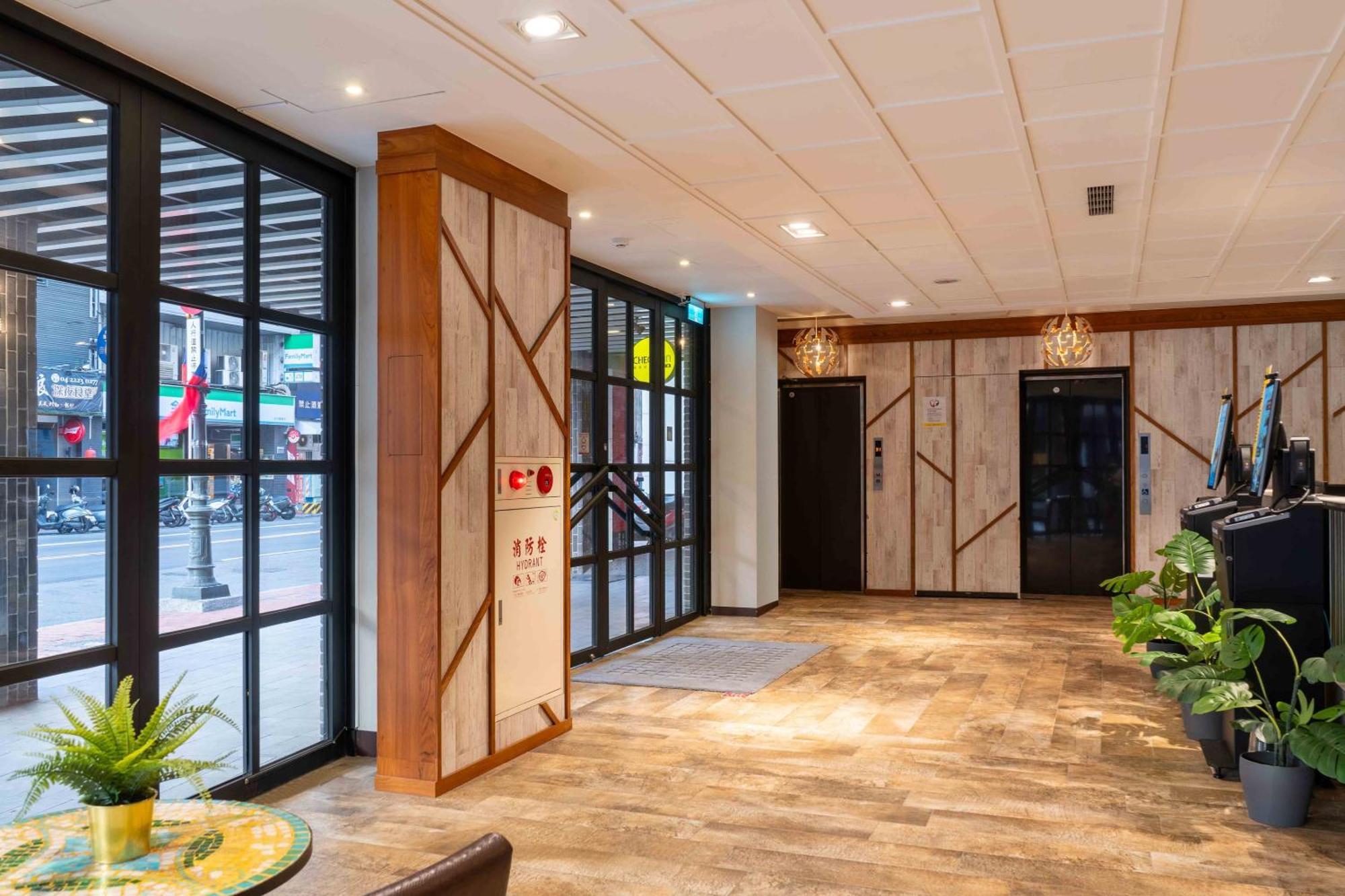 Check Inn Taichung Ziyou Luaran gambar